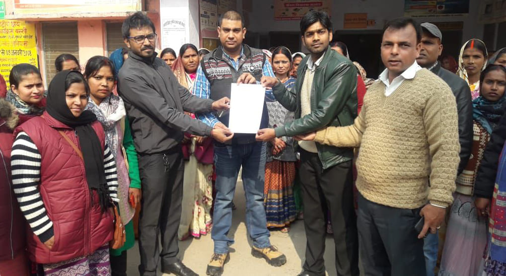 अनिश्चितकालीन हड़ताल पर गए संविदा के स्वास्थ्य कर्मचारी
