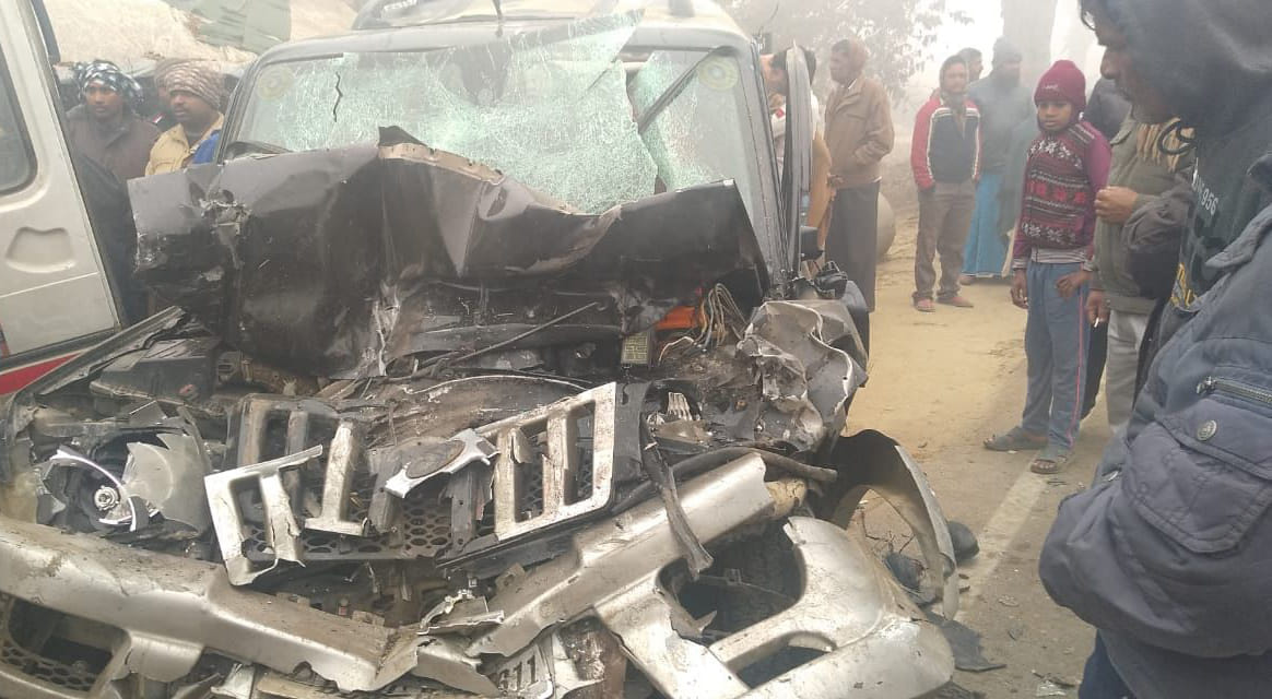 ट्रक से भिड़ी स्कार्पियो,एक मौत चार की हालत नाजुक