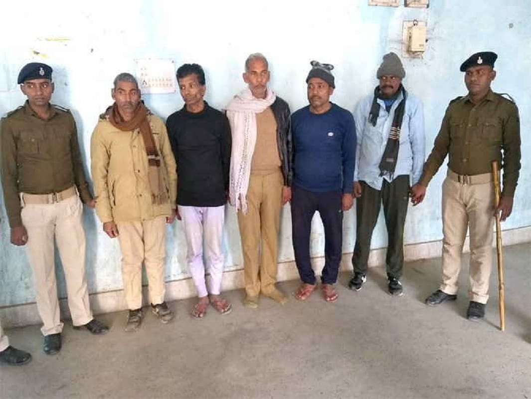 Bihar Police doing Home delivery of alcohol in Begusarai, 5 policemen arrested