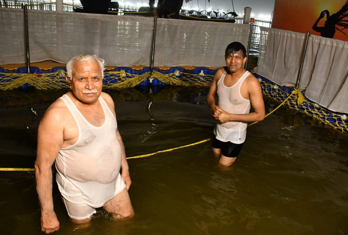 Kumbh 2019: Haryana Cm Manohar Lal Khattar get holy dip in Sangam kumbh Mela