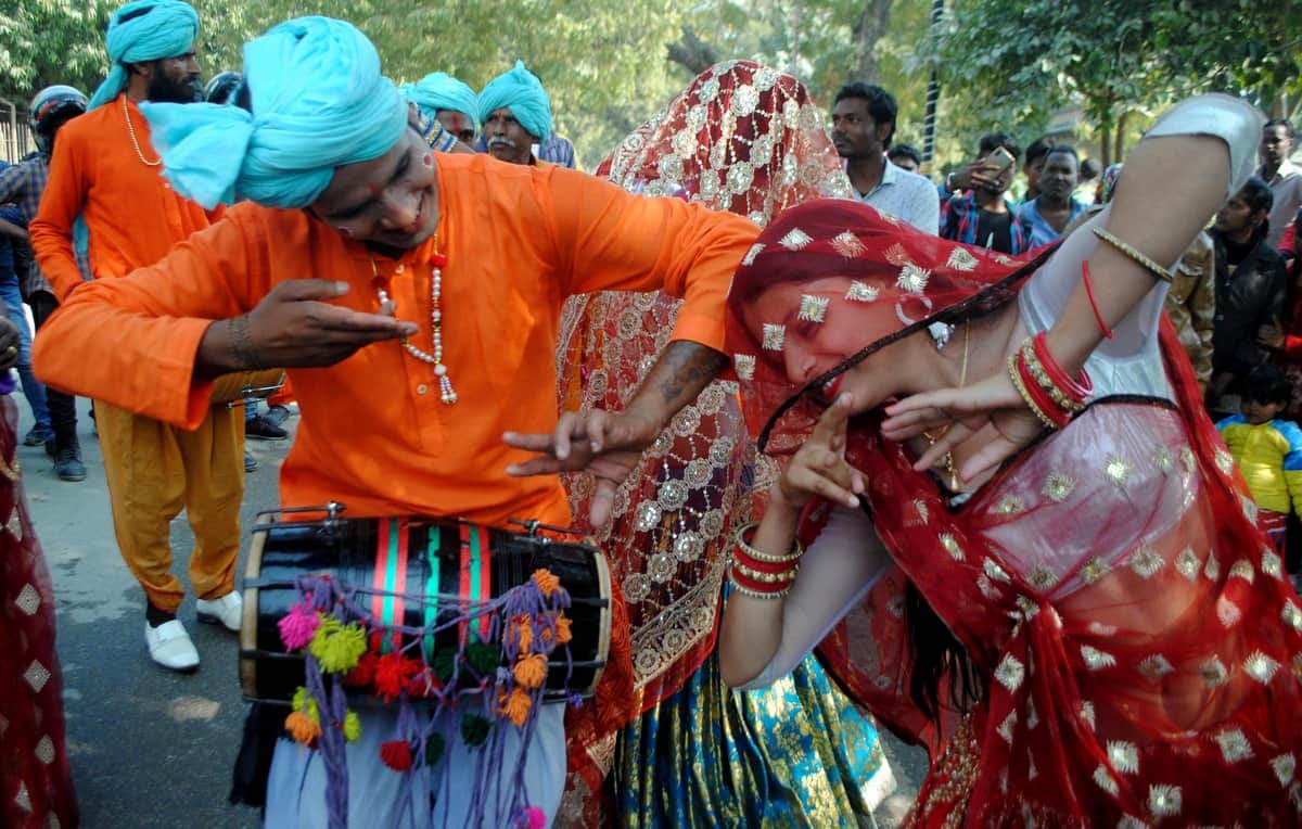 Grand welcome of migrants in varanasi see photos