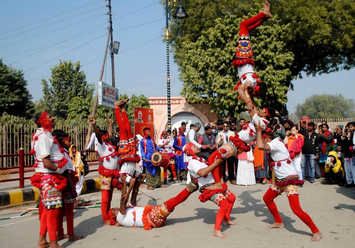 Grand welcome of migrants in varanasi see photos