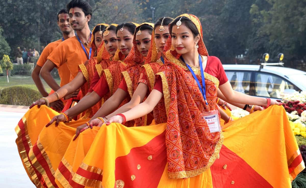 Grand welcome of migrants in varanasi see photos