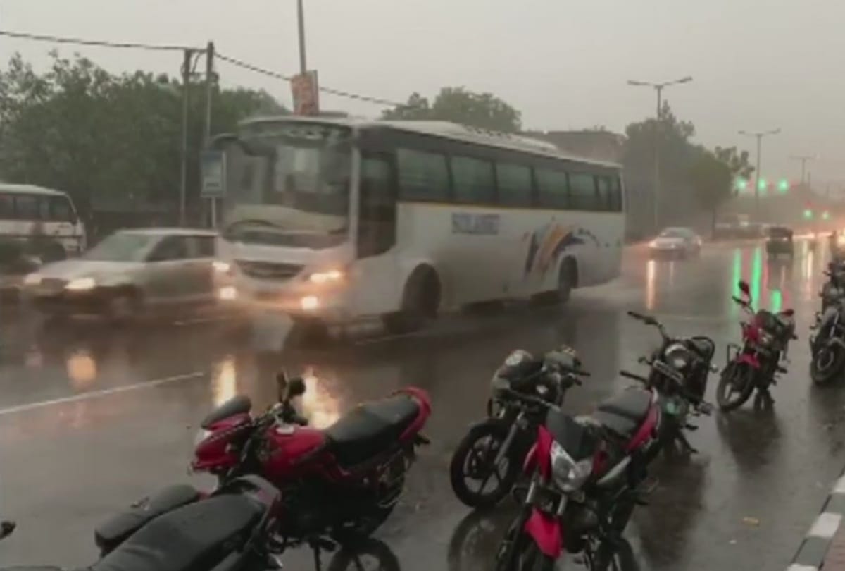 rains hails lashes out in delhi ncr, roads jam due to traffic, temperature dips all updates
