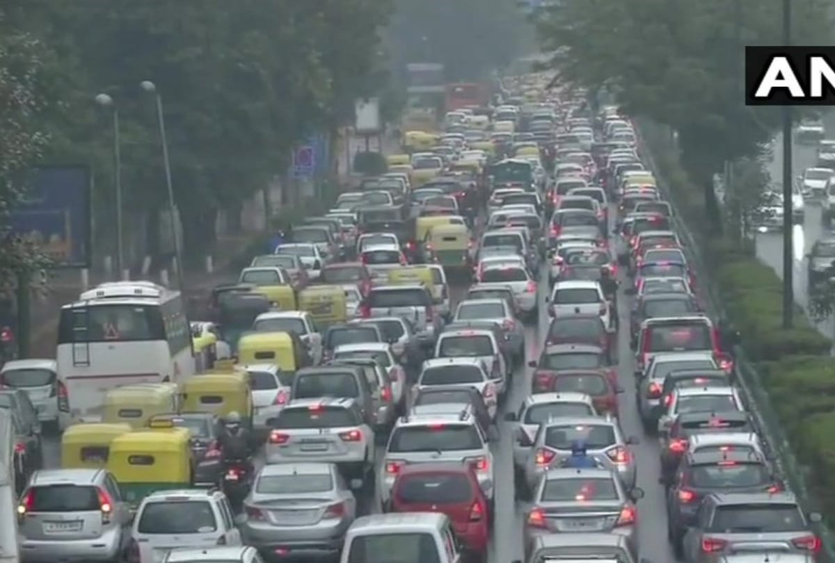 rains hails lashes out in delhi ncr, roads jam due to traffic, temperature dips all updates