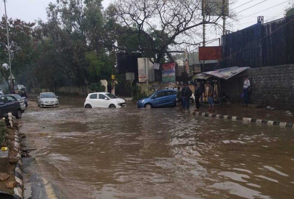 rains hails lashes out in delhi ncr, roads jam due to traffic, temperature dips all updates