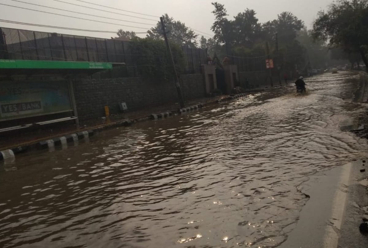 rains likely to happen in delhi ncr today, trains delay due to bad weather