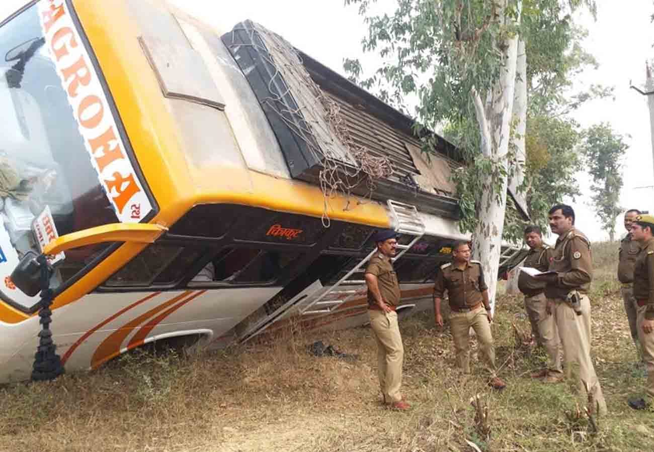 bus accident on highway in chitrakoot