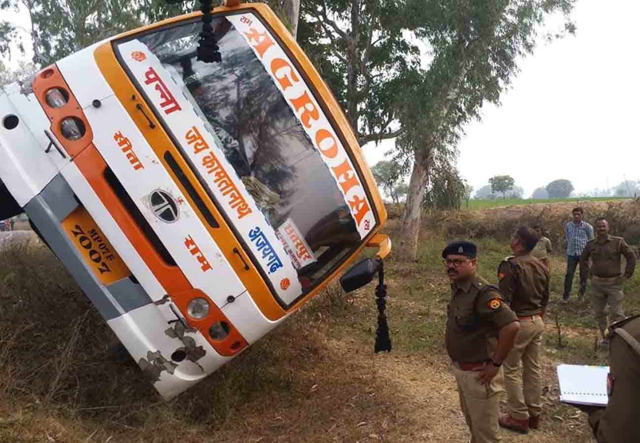 bus accident on highway in chitrakoot