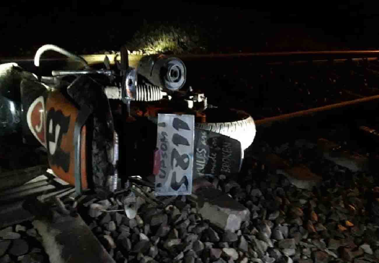 byk found on railway track at night driver stop train save from accident