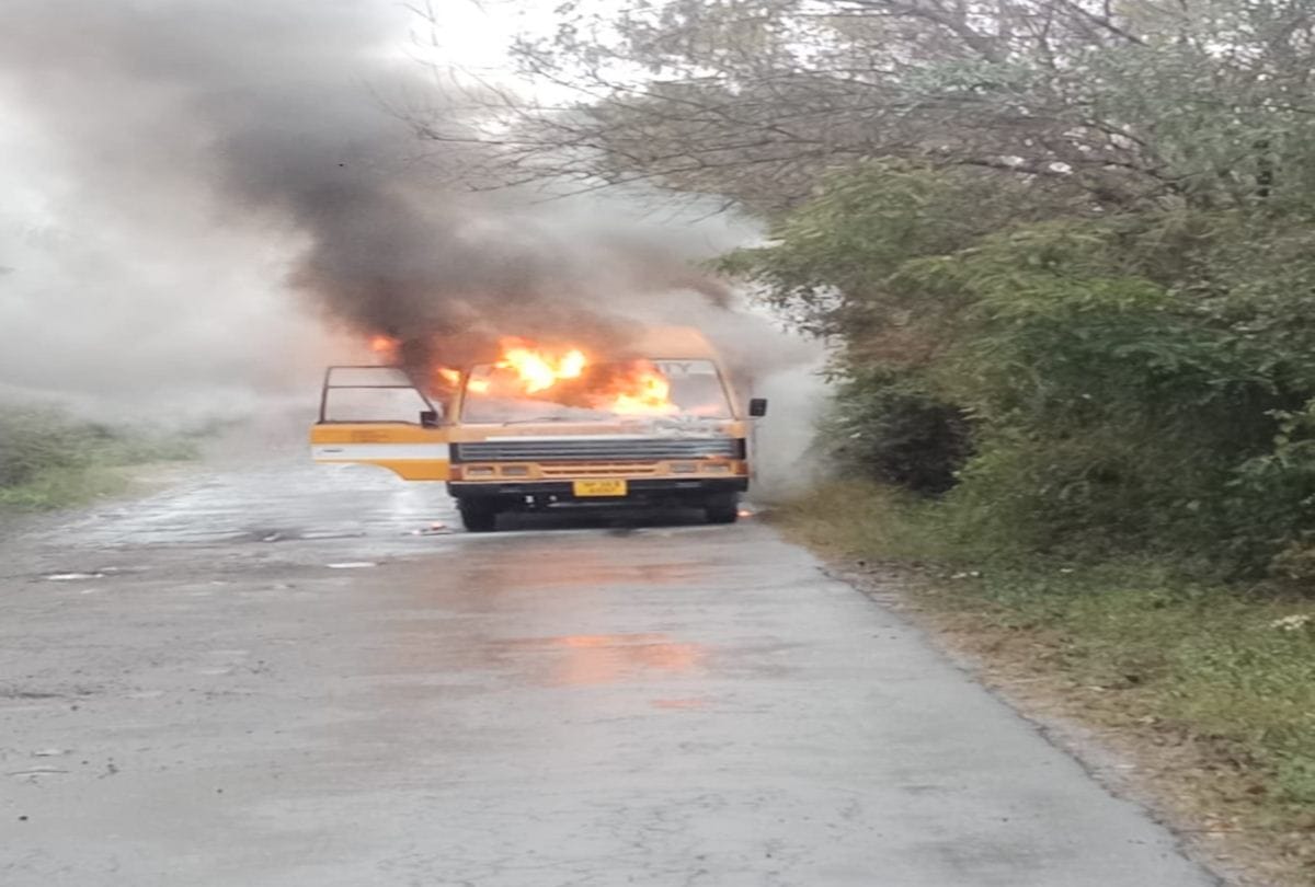 fire broke out in bus of Private University at indora kangra himachal