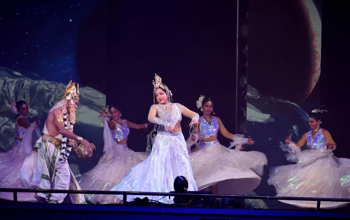 Hema malini performed as goddess ganga at pravasi bhartiya sammelan