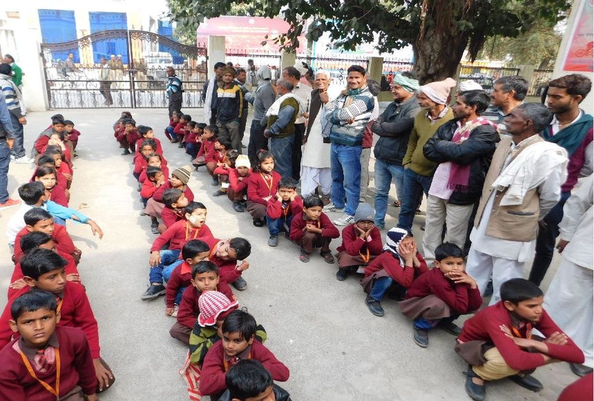 School children protest against teacher's transfer in mainpuri