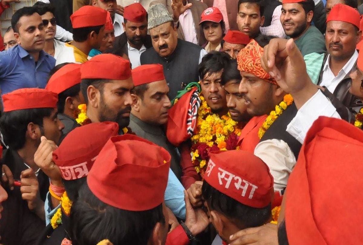sp workers clash during samajwadi party vikas padyatra in agra