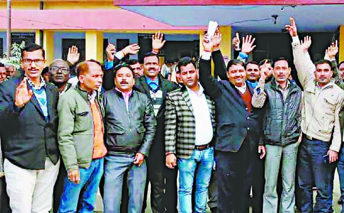 वकीलों ने किया फिर किया पुलिस के खिलाफ प्रदर्शन