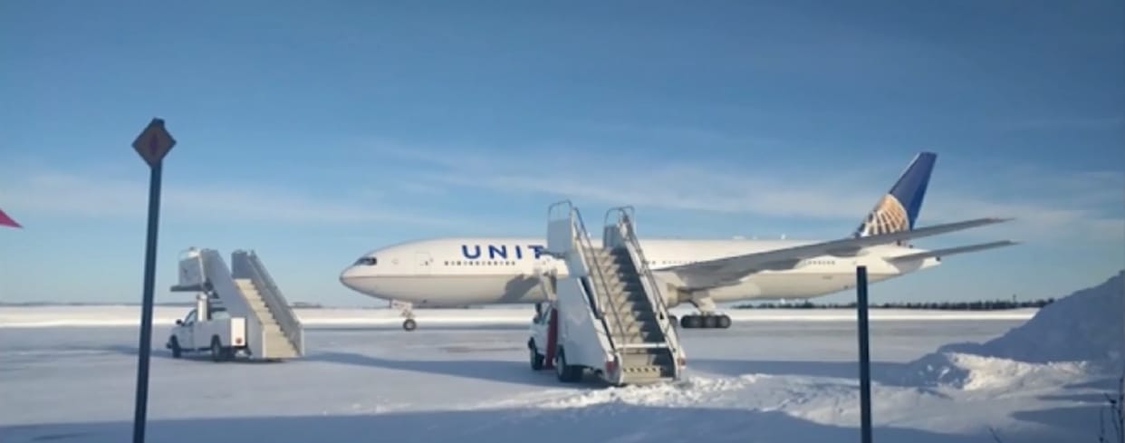 united airlines plane passengers stranded in canada in minus 20 degree celsius