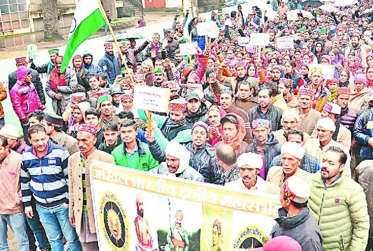 फागली उत्सव में विवाद पर किया प्रदर्शन