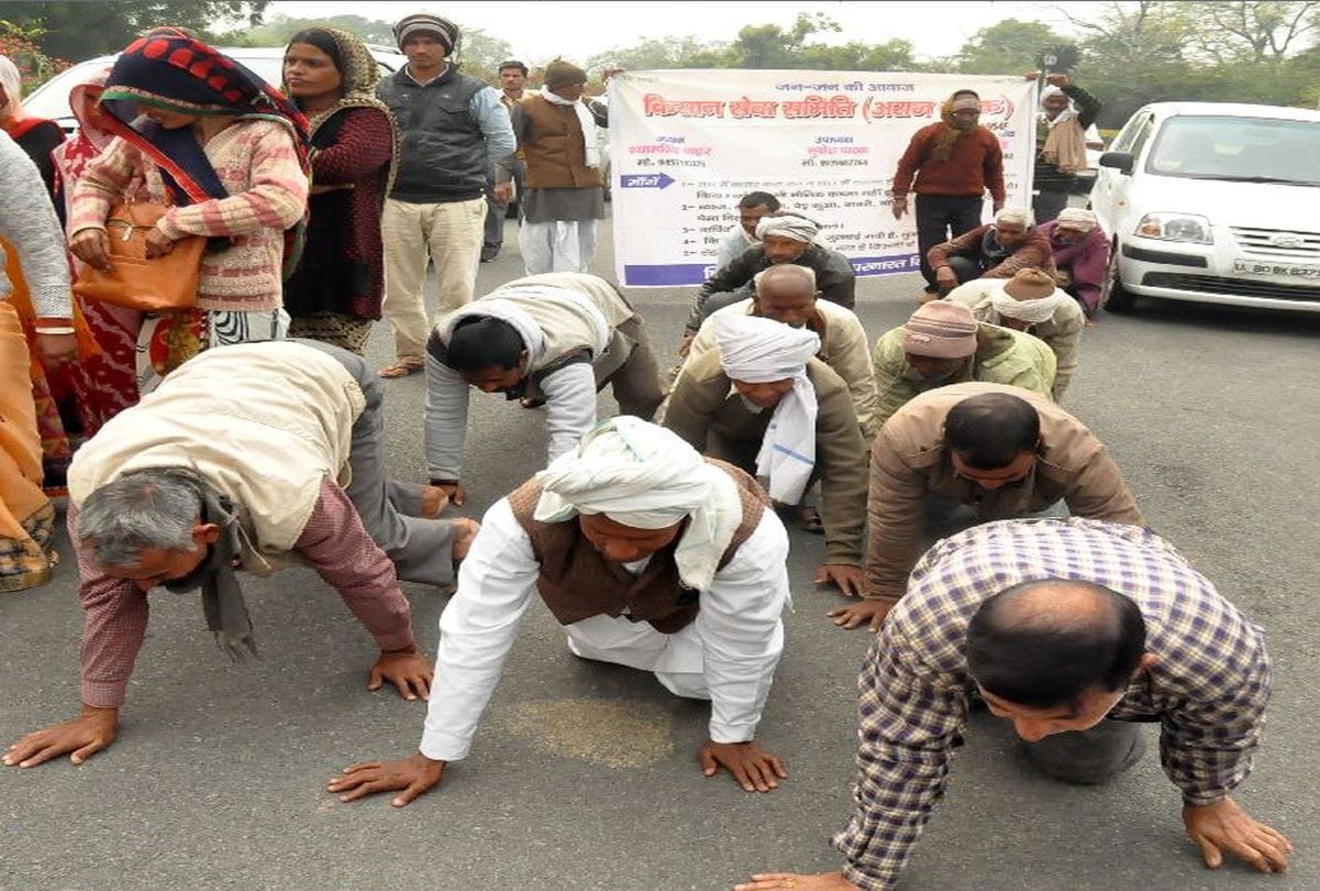 Agra farmers protests in unique style