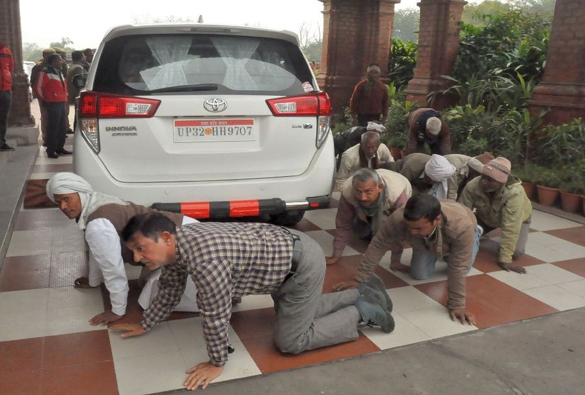 Agra farmers protests in unique style