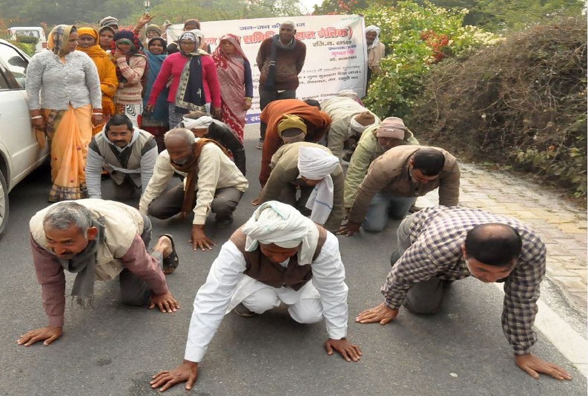 Agra farmers protests in unique style
