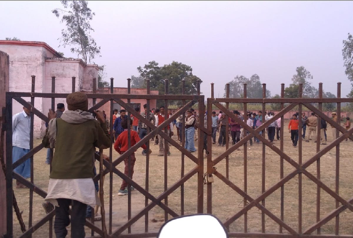 Villagers close up animals in government hospital in Shahjahanpur