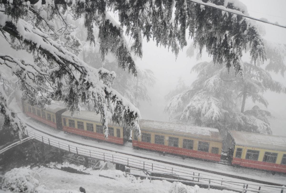 heavy snowfall in shimla manali dalhousie kufri 500 road blocked in state