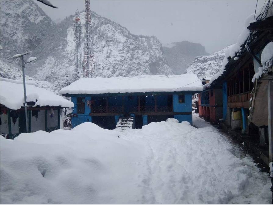Snowfall Blocked many villages roads in uttarakhand photos