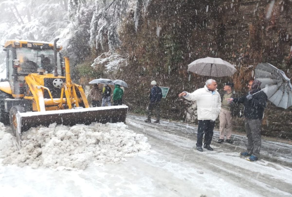 heavy snowfall and rainfall in jammu-kashmir, highway blocked, flights from srinagar cancelled