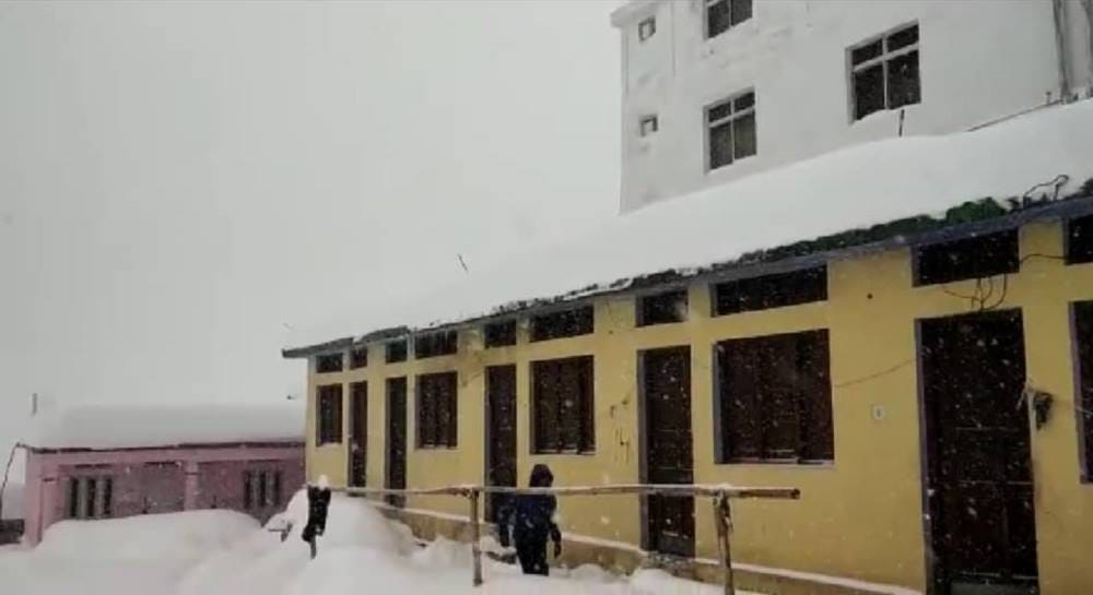 snowfall in kedarnath dham from 16 hours