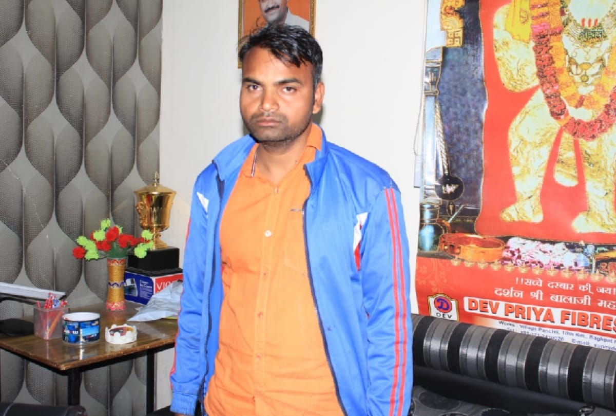 Meerut STF disclosed that a custom officer sent group D exam answer sheet on WhatsApp