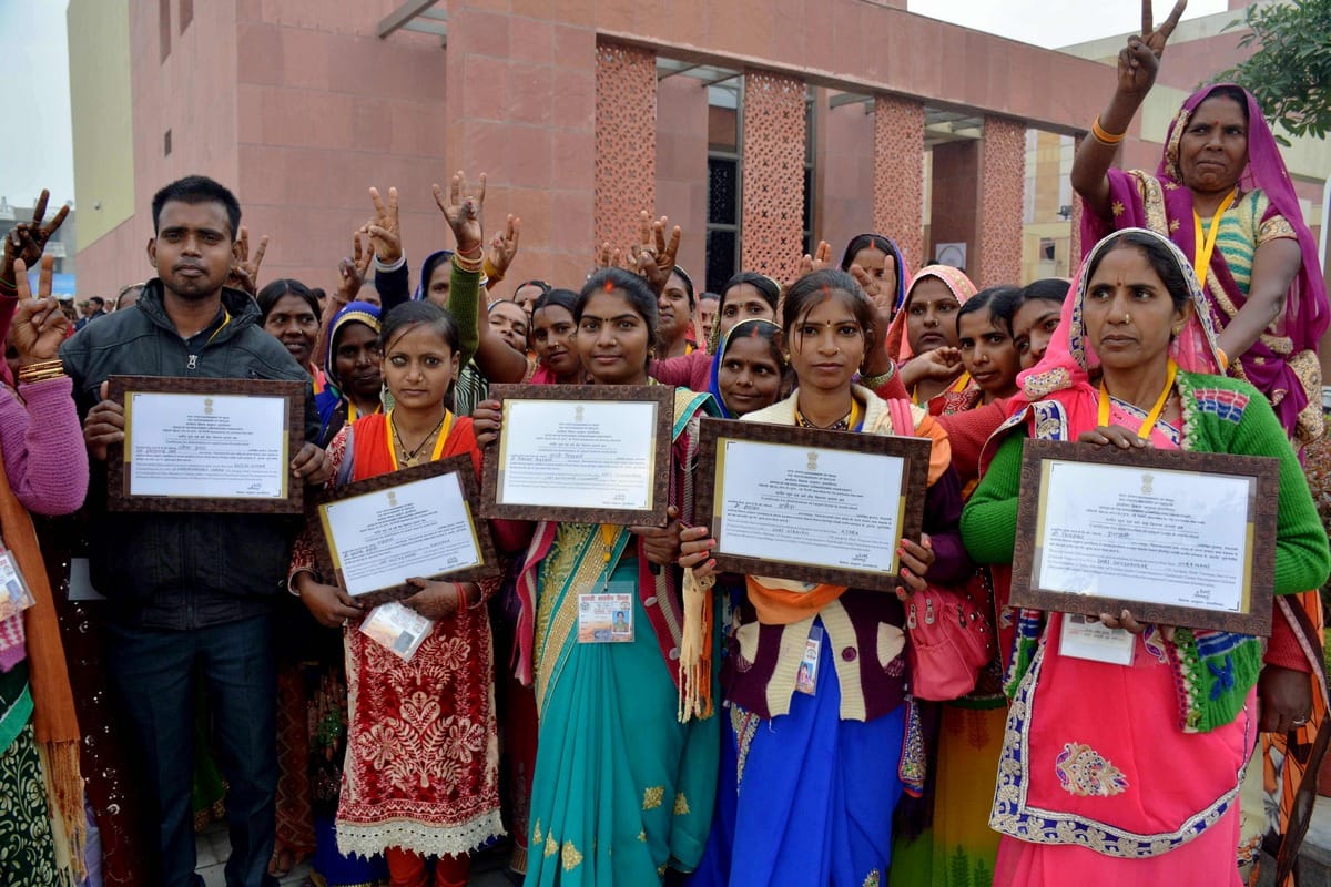 PM narendra modi gave certificate to weavers and artisans