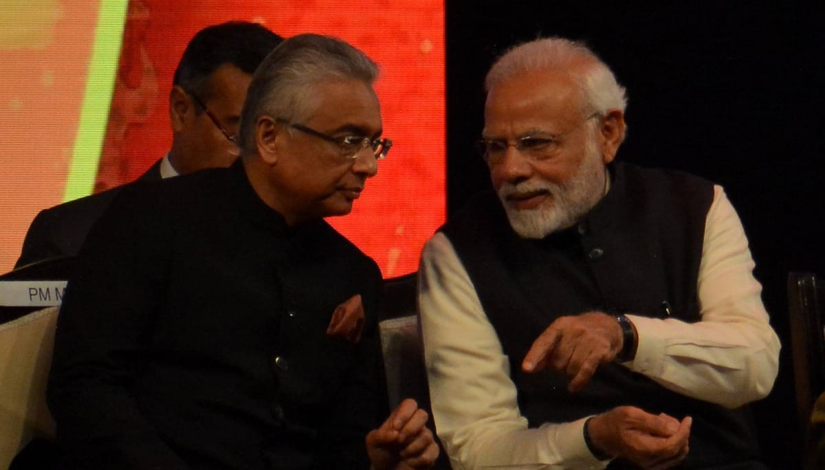PM narendra modi gave lunch party to mauritius PM and other migrants