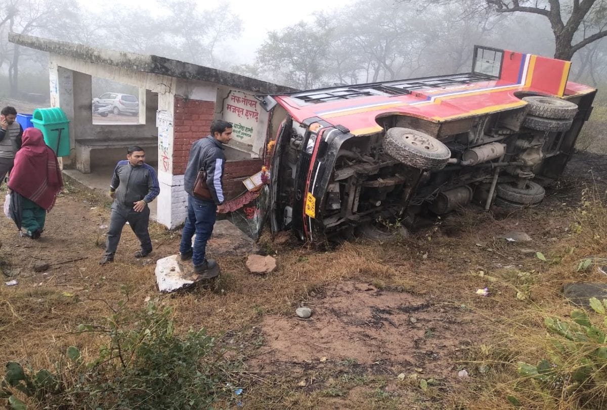 After the failure of the break uncontrolled private bus turns on road in kangra