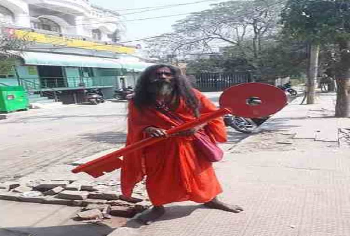 Kumbh 2019  this unique baba walk with 20 kg of key