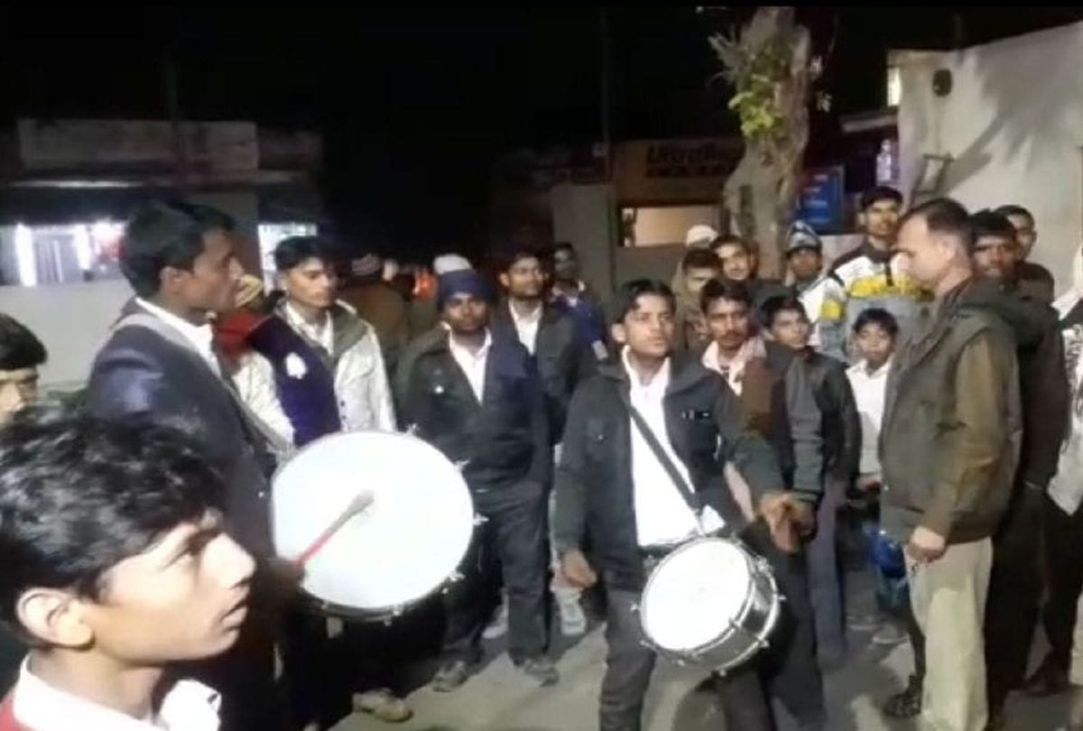 love couple get married at police station in firozabad