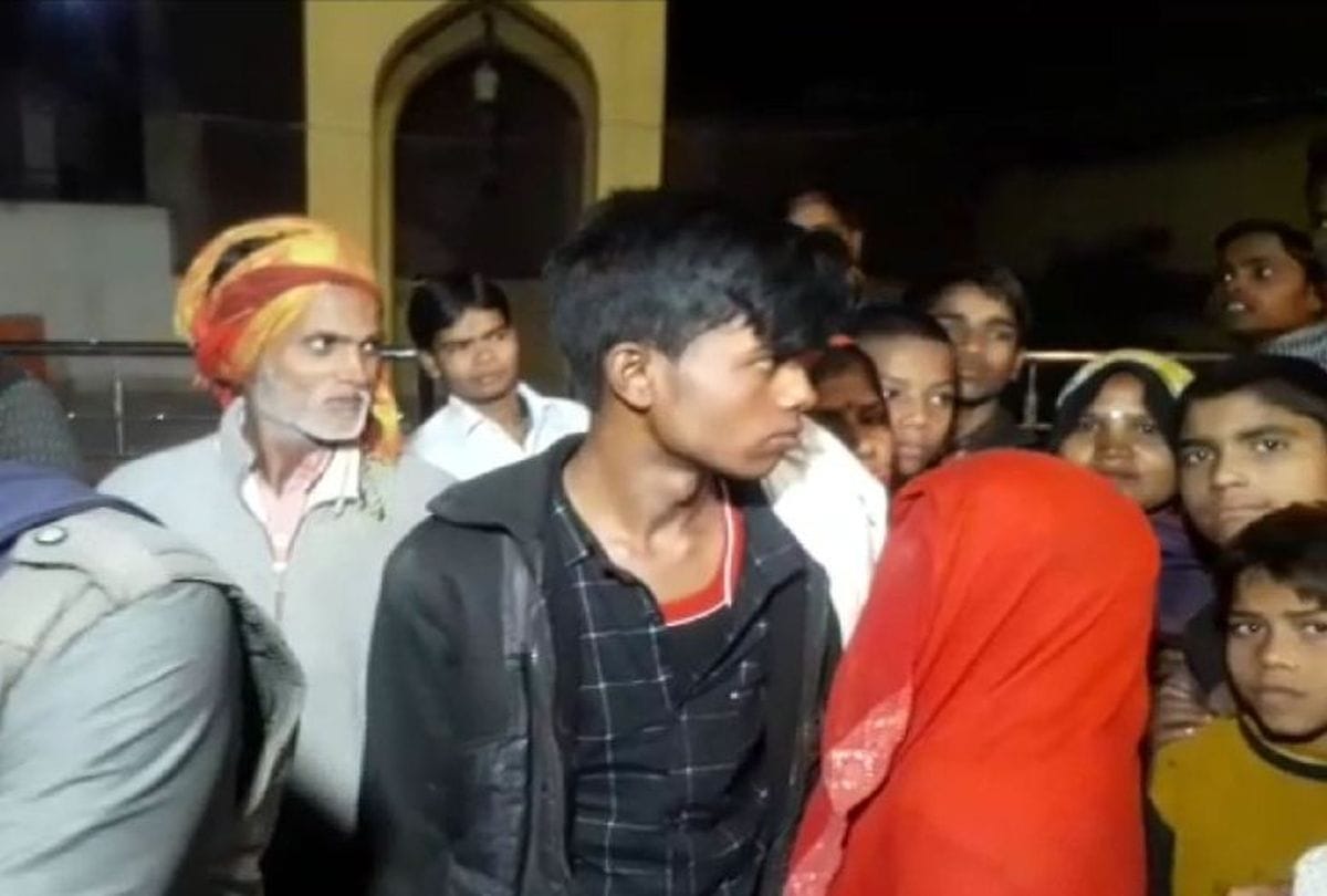 love couple get married at police station in firozabad