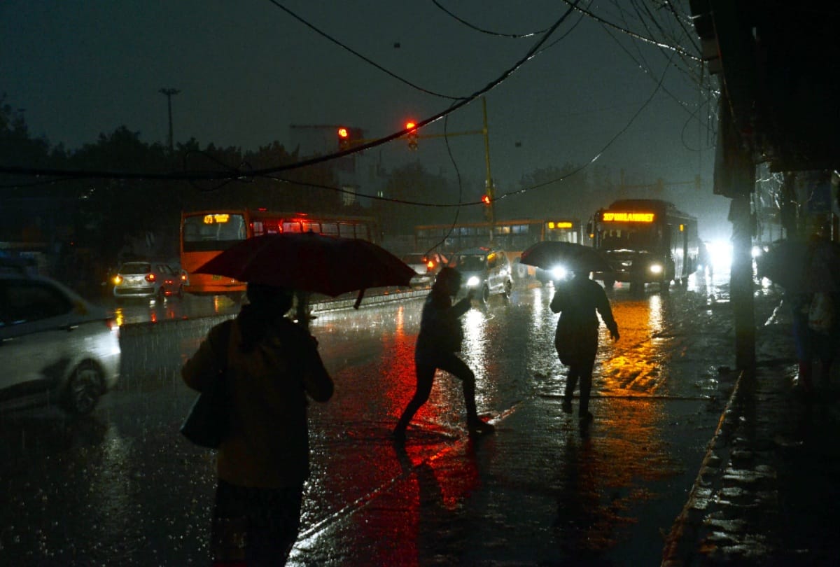 rains likely to happen in delhi ncr today, trains delay due to bad weather
