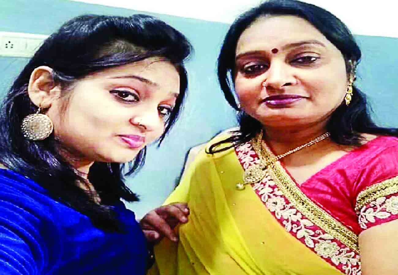 National girls day share selfie with daughter at workplace