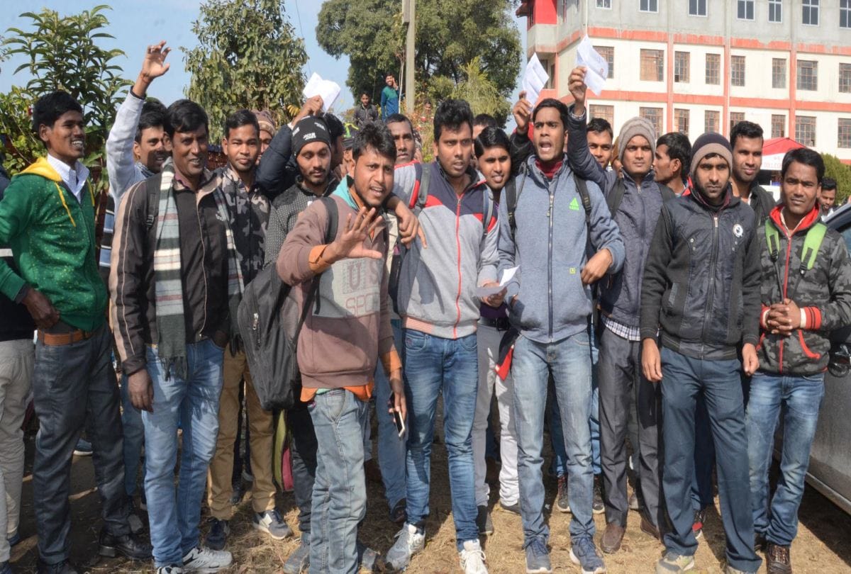 candidates ruckus on getting out of Railway Recruitment Examination in una himachal