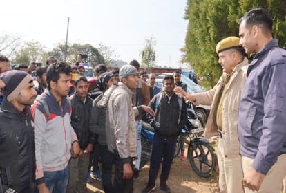 candidates ruckus on getting out of Railway Recruitment Examination in una himachal