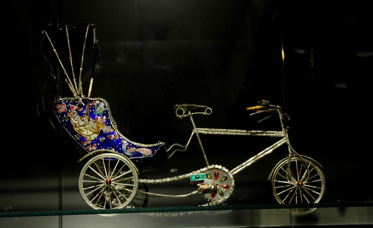Narendra modi saw live demo of handicraft made by woman