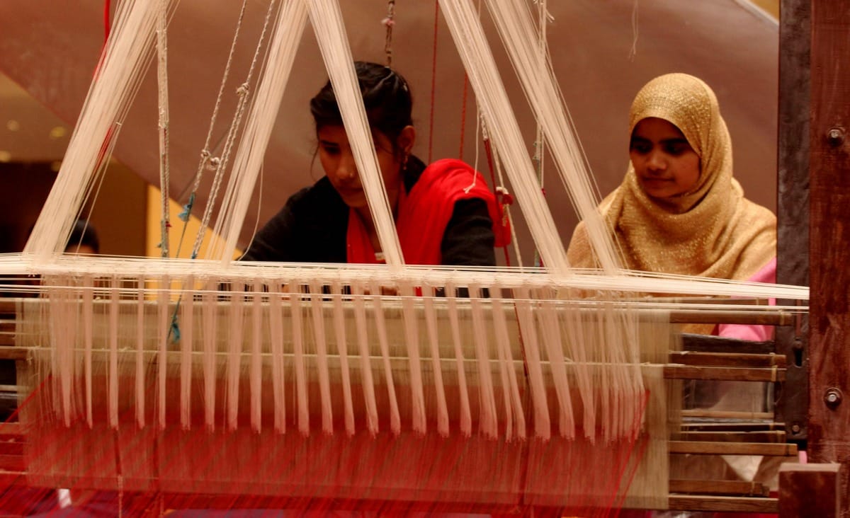 Narendra modi saw live demo of handicraft made by woman