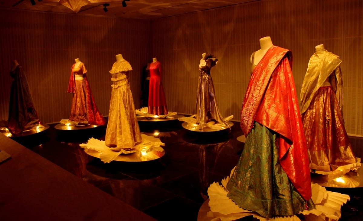 Narendra modi saw live demo of handicraft made by woman