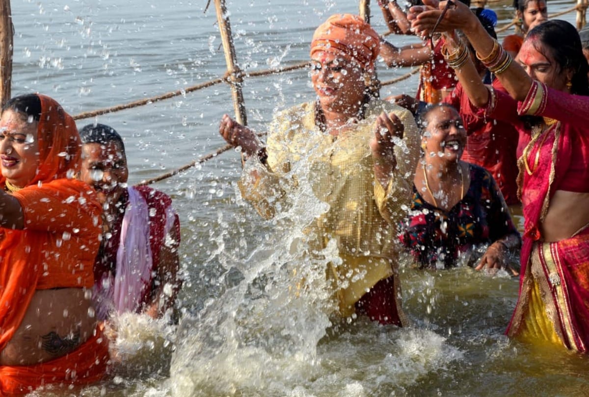 kumbh mela 2019 kinnar akhada get holy dip on Paush Purnima snan in prayagraj