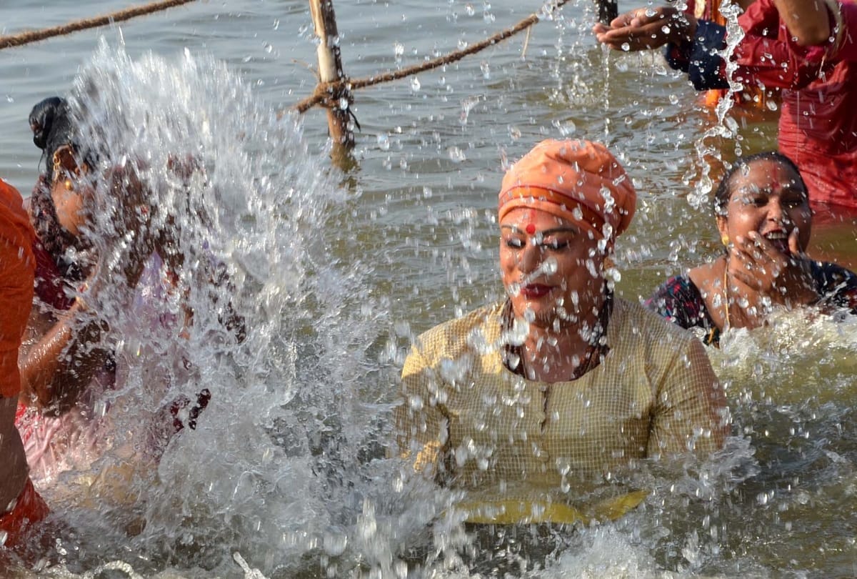 kumbh mela 2019 kinnar akhada get holy dip on Paush Purnima snan in prayagraj