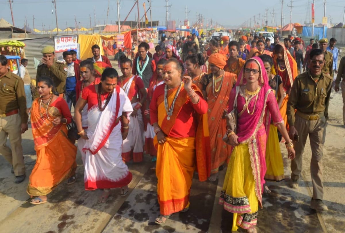 kumbh mela 2019 kinnar akhada get holy dip on Paush Purnima snan in prayagraj