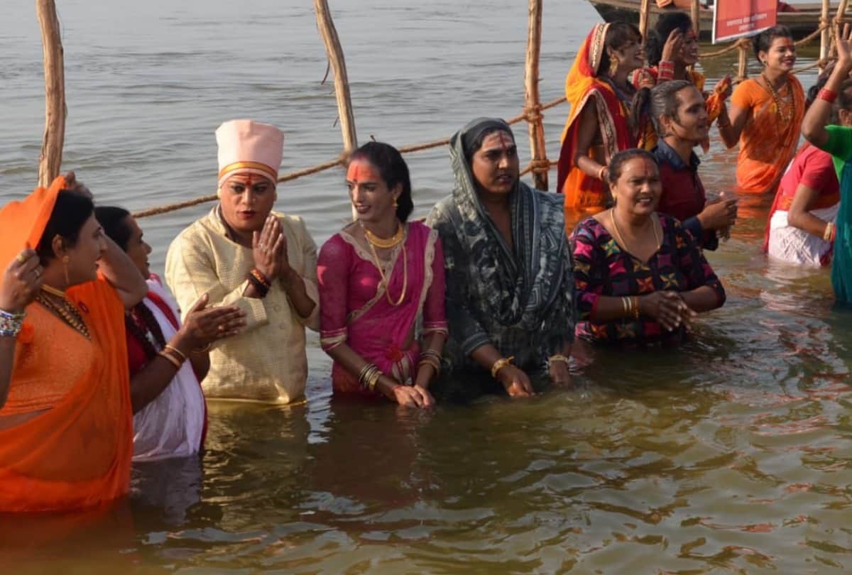 kumbh mela 2019 kinnar akhada get holy dip on Paush Purnima snan in prayagraj