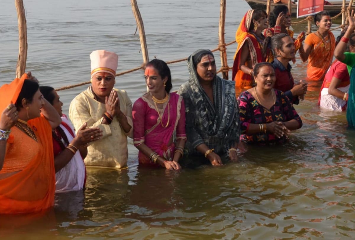 kumbh mela 2019 kinnar akhada get holy dip on Paush Purnima snan in prayagraj