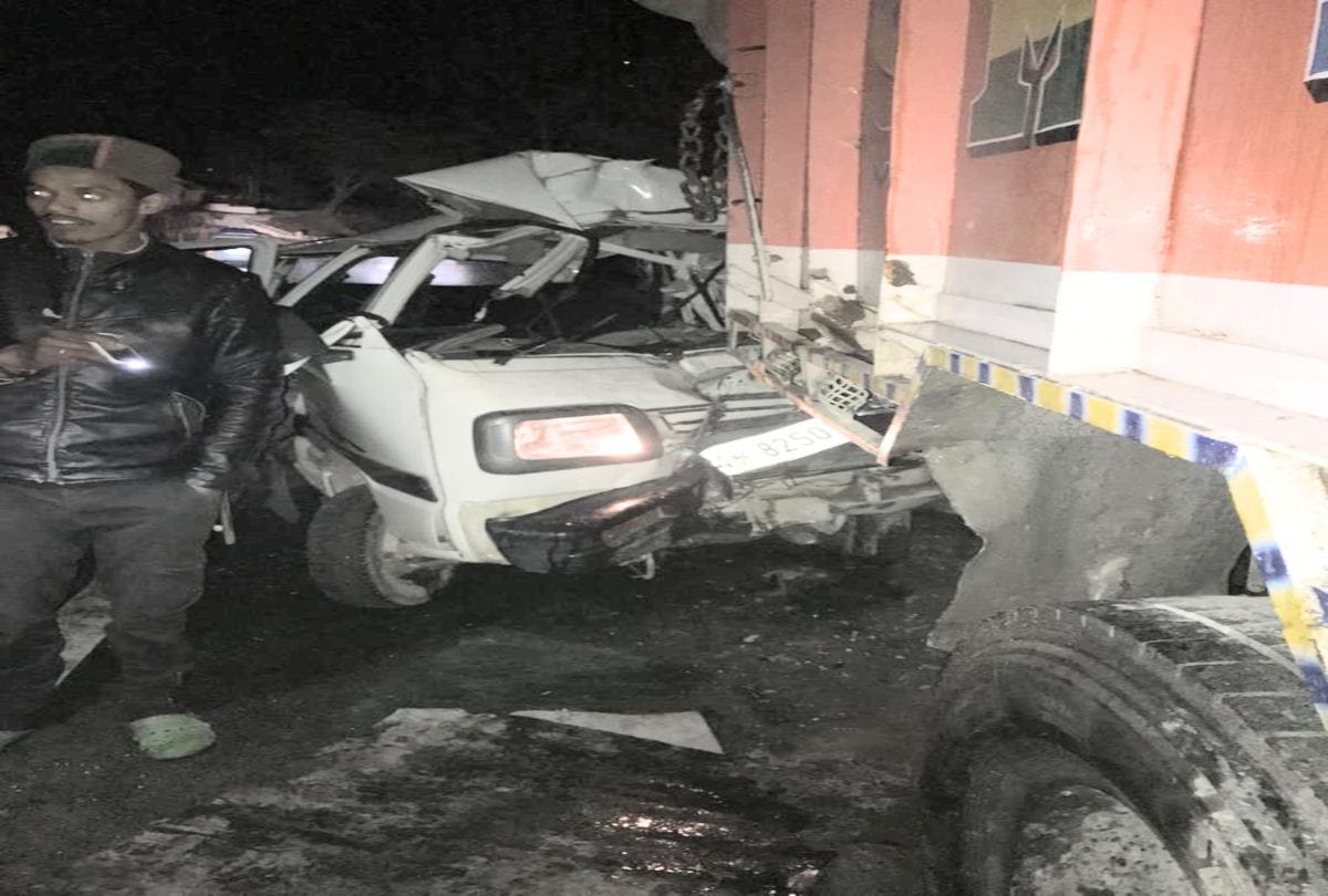 two worker died after van collide with truck in kullu himachal