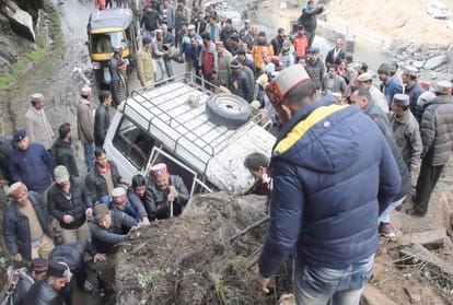 landslide on vehicle in kullu himachal